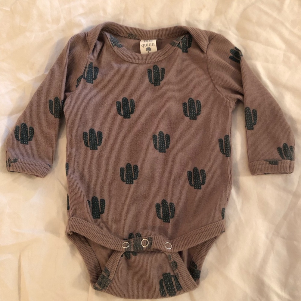 Kate Quinn tiny cactus long sleeve bodysuit ribbed cotton lap neck EUC 0-3